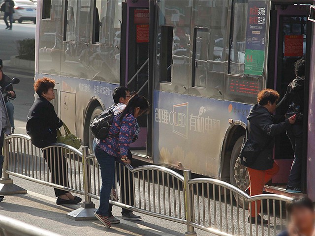 乘客違規(guī)上下車